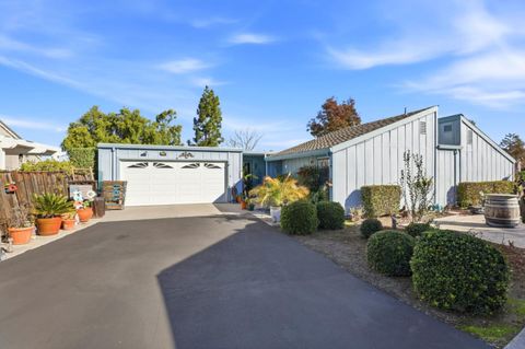 Photo of 304 Ridgemark Drive, Hollister, CA 95023 (MLS # ML82029029)