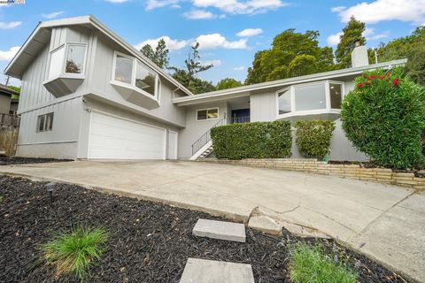 Photo of 35 San Joaquin Pl, Novato, CA 94947 (MLS # 41119199)