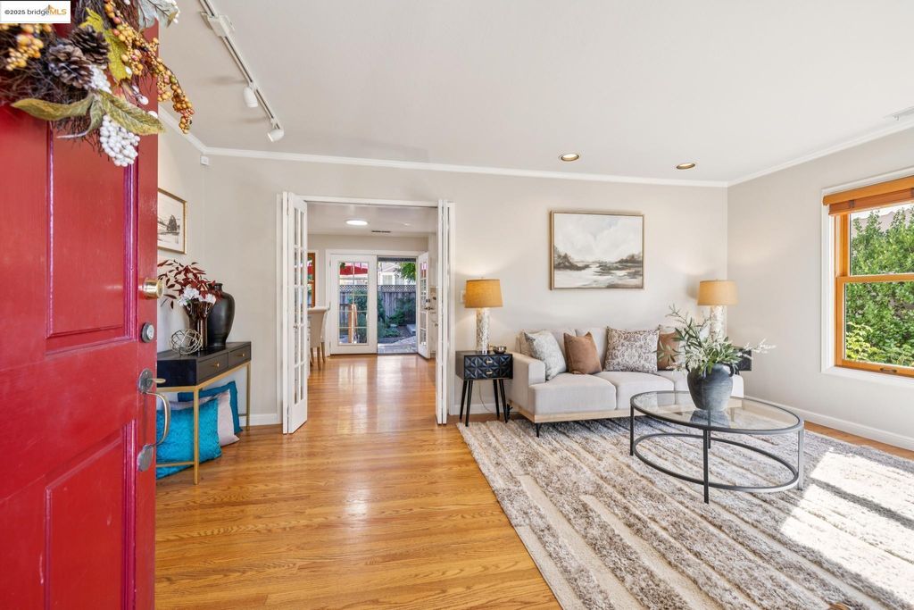 Photo of 263 Covington St, Oakland, CA 94605 (MLS # 41116336)