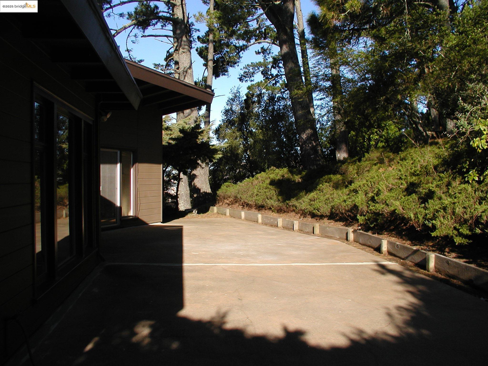 6100 Skyline Blvd