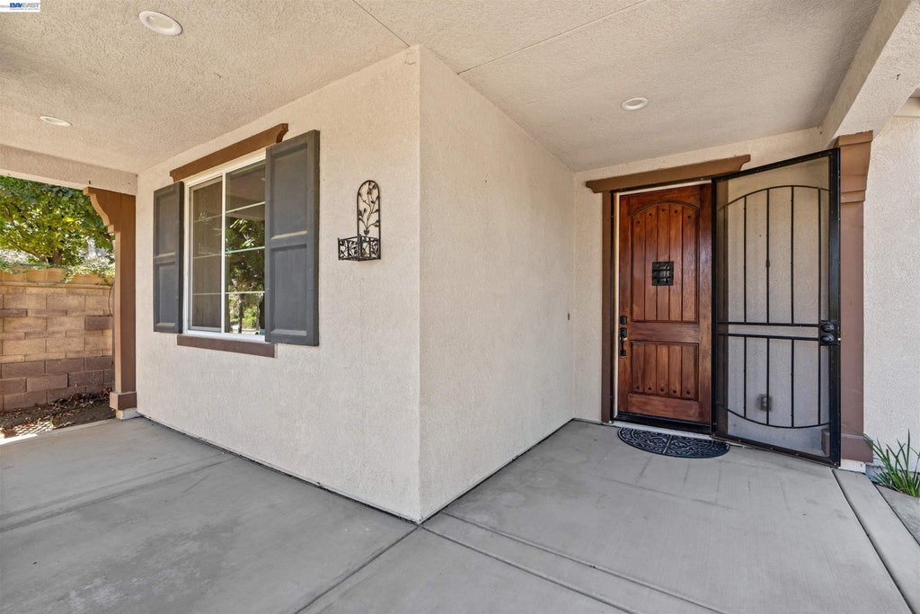 Photo of 434 W San Juan Dr, Mountain House, CA 95391 (MLS # 41146903)