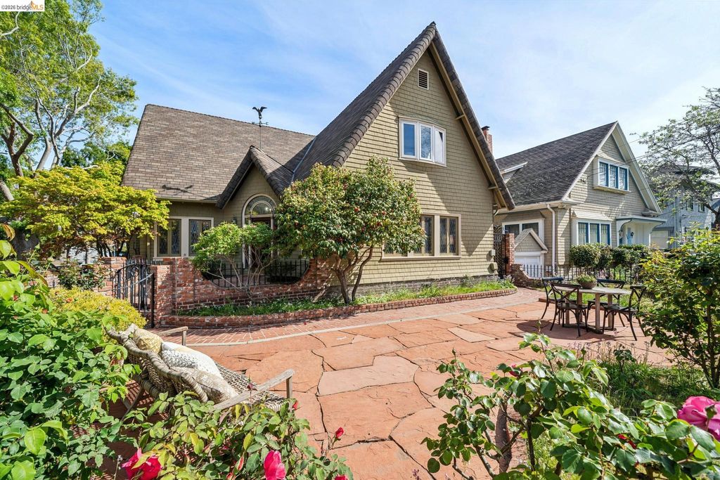 Photo of 824 Paru St, Alameda, CA 94501 (MLS # 41128803)