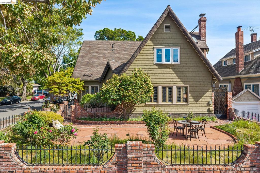 Photo of 824 Paru St, Alameda, CA 94501 (MLS # 41128803)