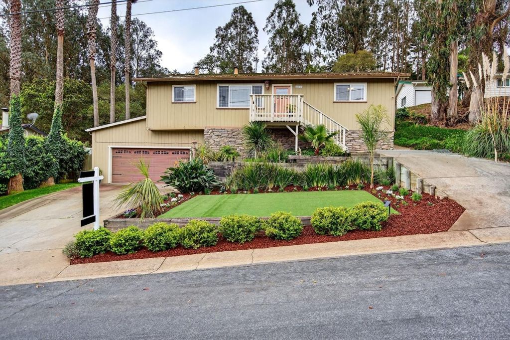 Photo of 6870 Lakeview Drive, Salinas, CA 93907 (MLS # ML82034494)