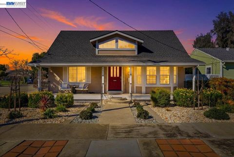 Photo of 1716 Elm St, Livermore, CA 94551 (MLS # 41124645)