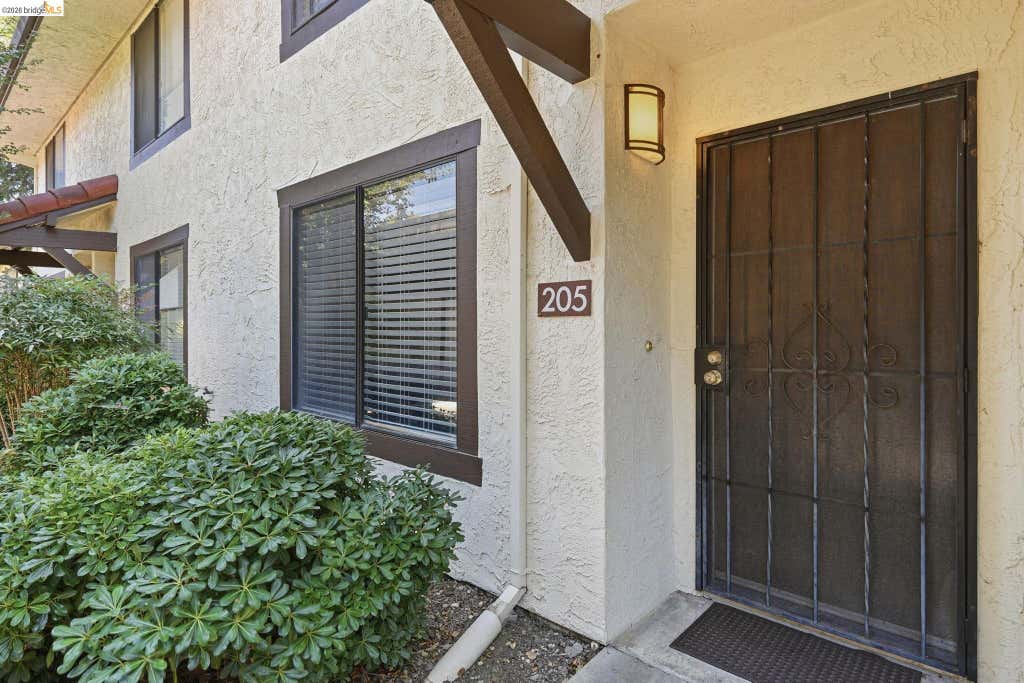 Photo of 205 Del Valle Cir, El Sobrante, CA 94803 (MLS # 41145412)
