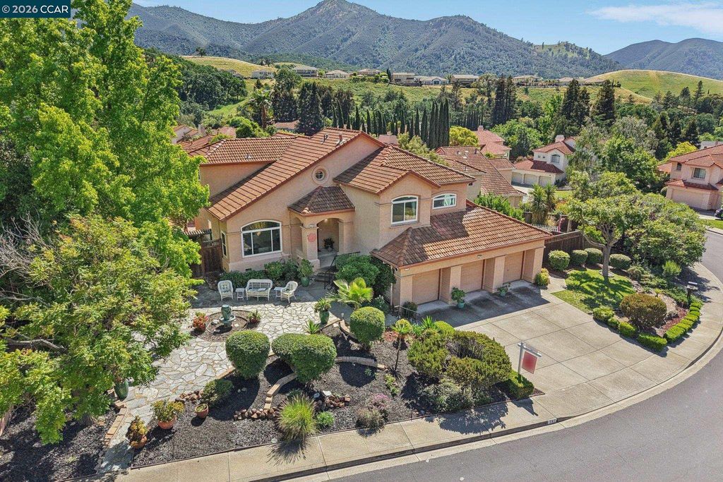 Photo of 242 El Pueblo Pl, Clayton, CA 94517 (MLS # 41135646)