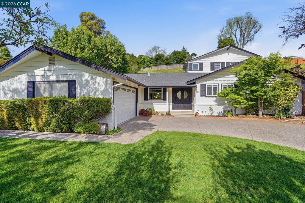 Photo of 27 Whitehall Dr, Orinda, CA 94563 (MLS # 41127907)