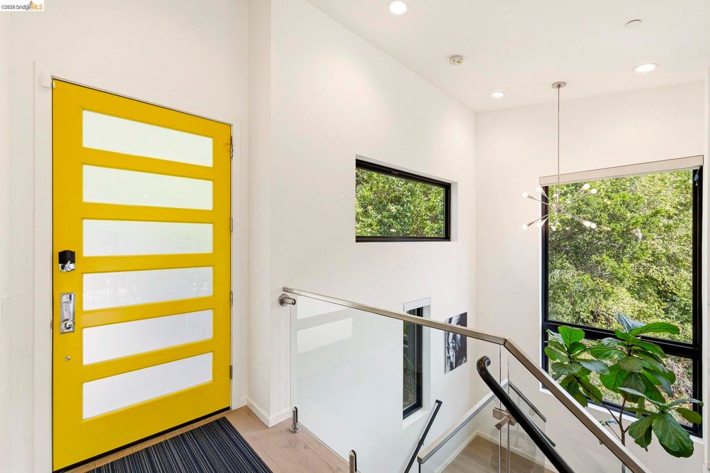 Photo of 45 Homeglen Ln, Oakland, CA 94611 (MLS # 41129190)