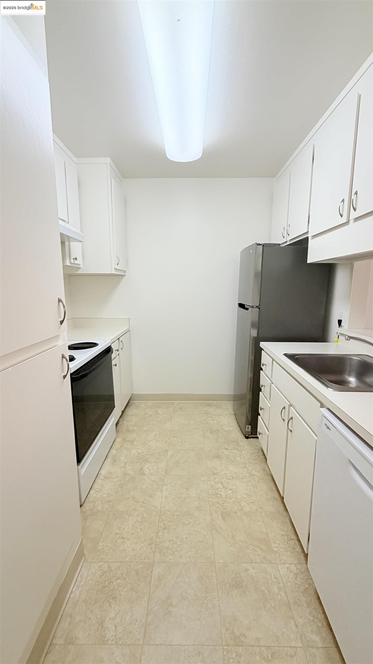 Alameda, California 94501, United States, 2 Bedrooms Bedrooms, ,2 BathroomsBathrooms,Residential,Active,243724