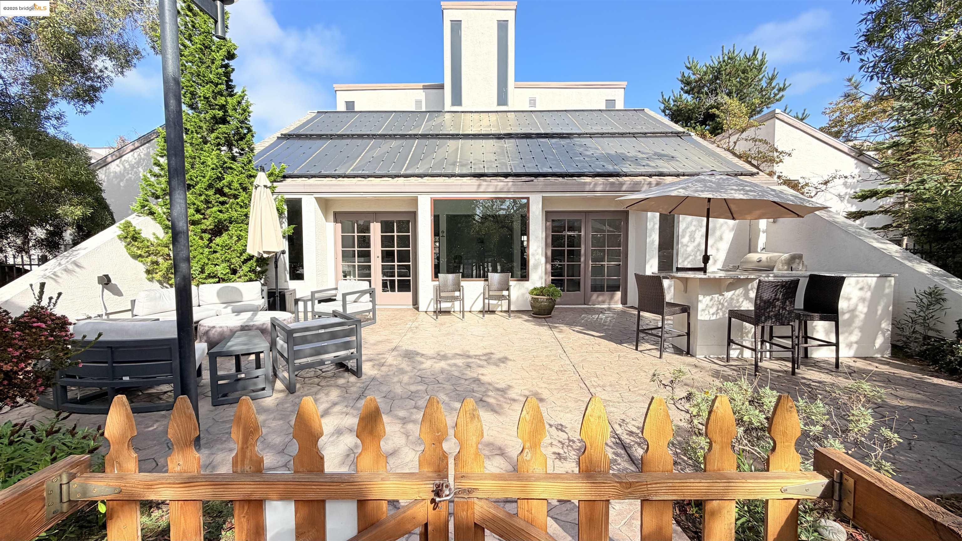 Alameda, California 94501, United States, 2 Bedrooms Bedrooms, ,2 BathroomsBathrooms,Residential,Active,243724