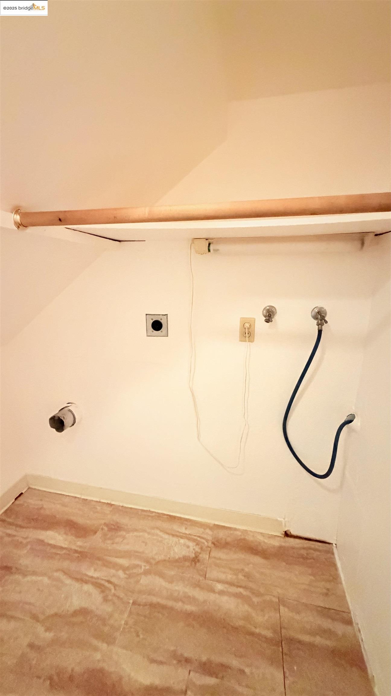 Alameda, California 94501, United States, 2 Bedrooms Bedrooms, ,2 BathroomsBathrooms,Residential,Active,243724