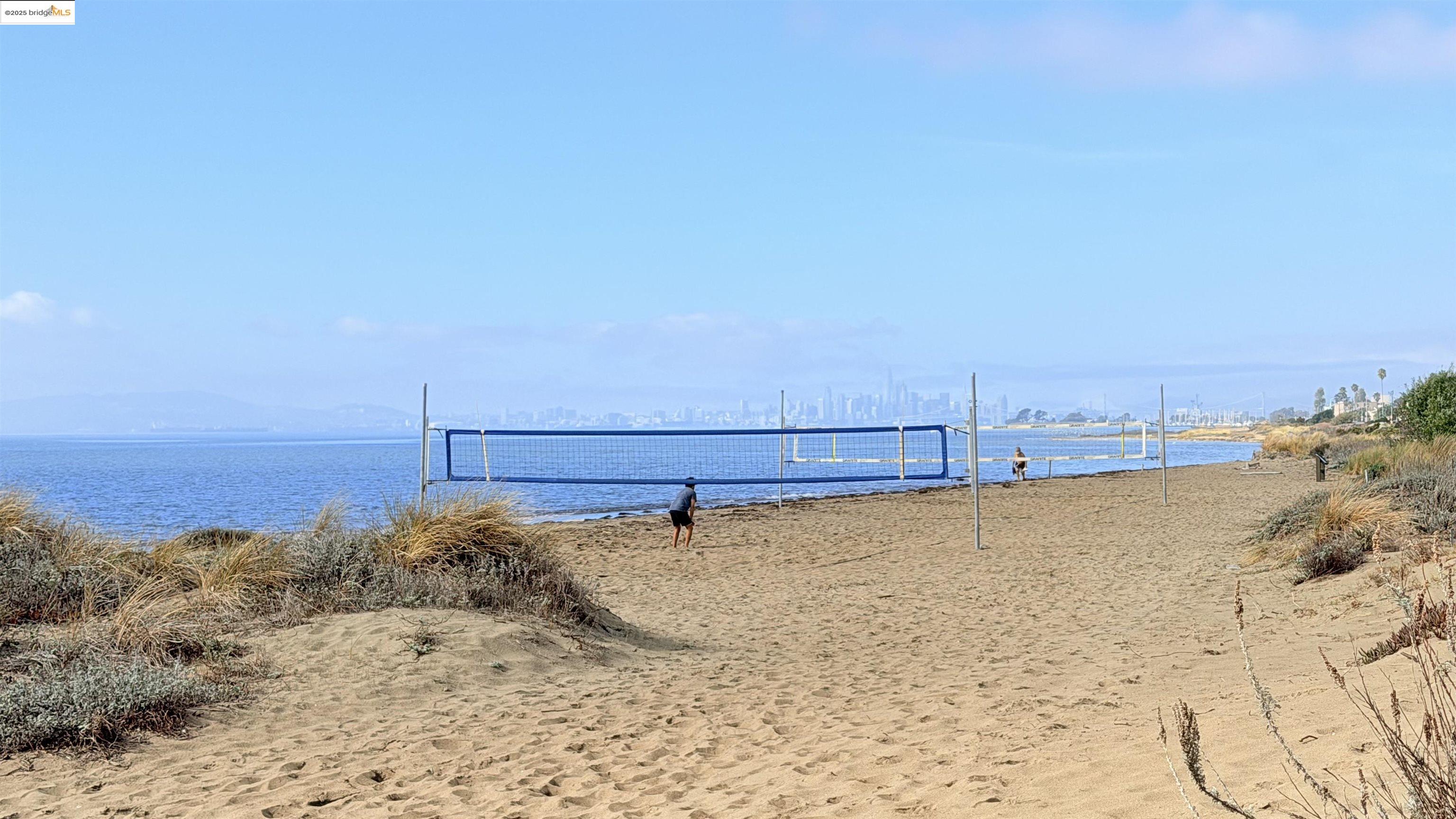 Alameda, California 94501, United States, 2 Bedrooms Bedrooms, ,2 BathroomsBathrooms,Residential,Active,243724