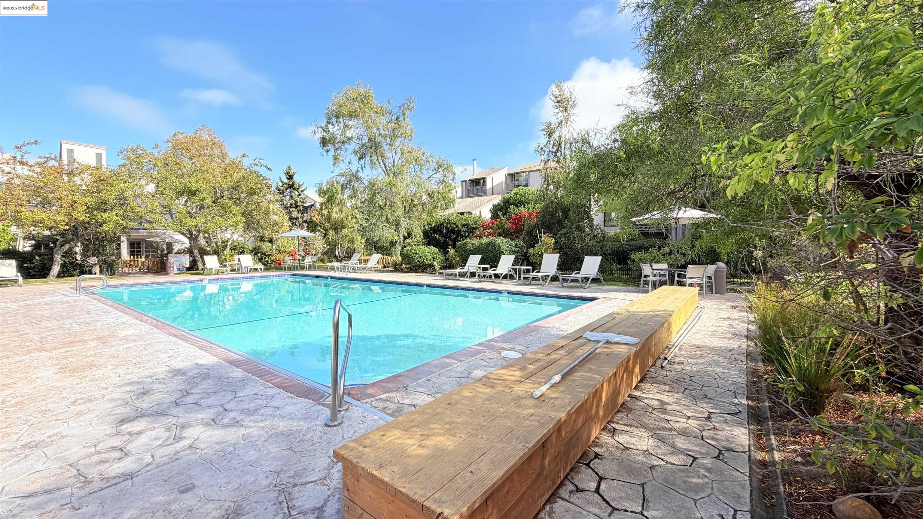 Alameda, California 94501, United States, 2 Bedrooms Bedrooms, ,2 BathroomsBathrooms,Residential,Active,243724