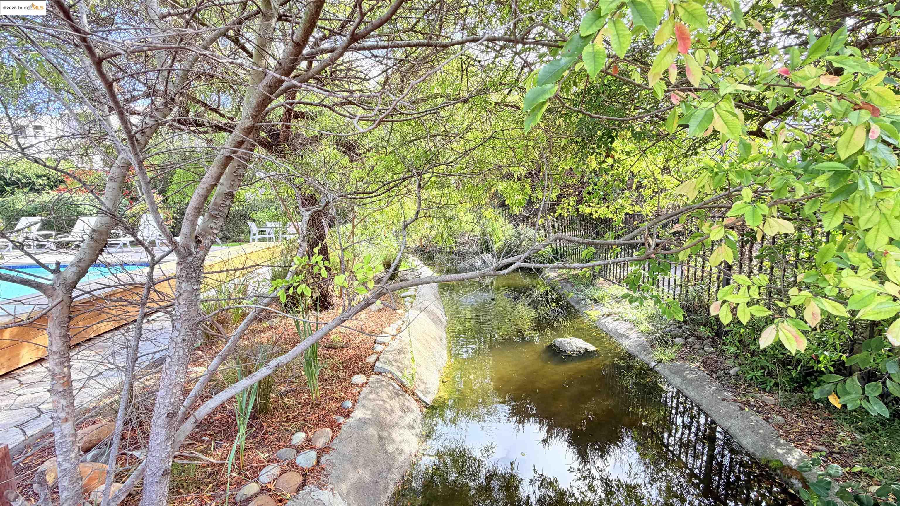 Alameda, California 94501, United States, 2 Bedrooms Bedrooms, ,2 BathroomsBathrooms,Residential,Active,243724