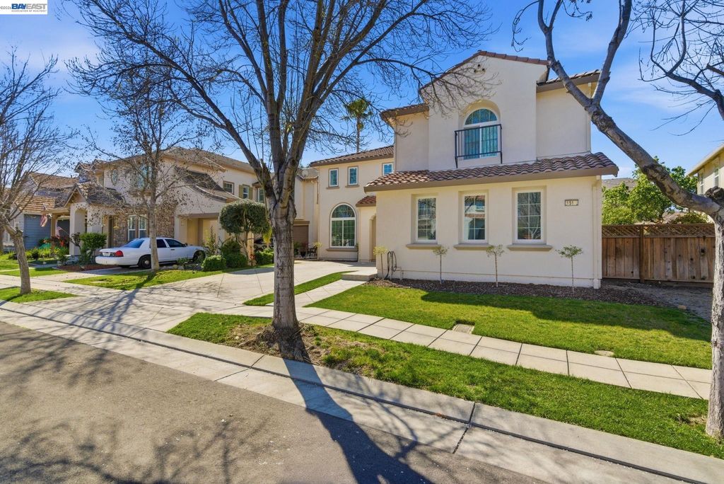 Photo of 151 S Vista Hermosa St, Mountain House, CA 95391 (MLS # 41126457)