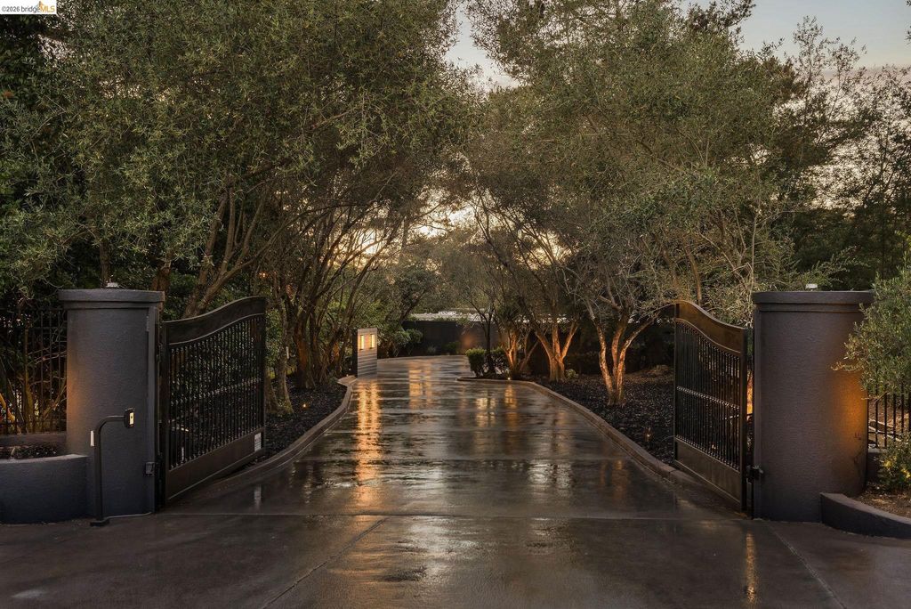 Photo of 5645 Bacon Rd, Oakland, CA 94619 (MLS # 41129181)