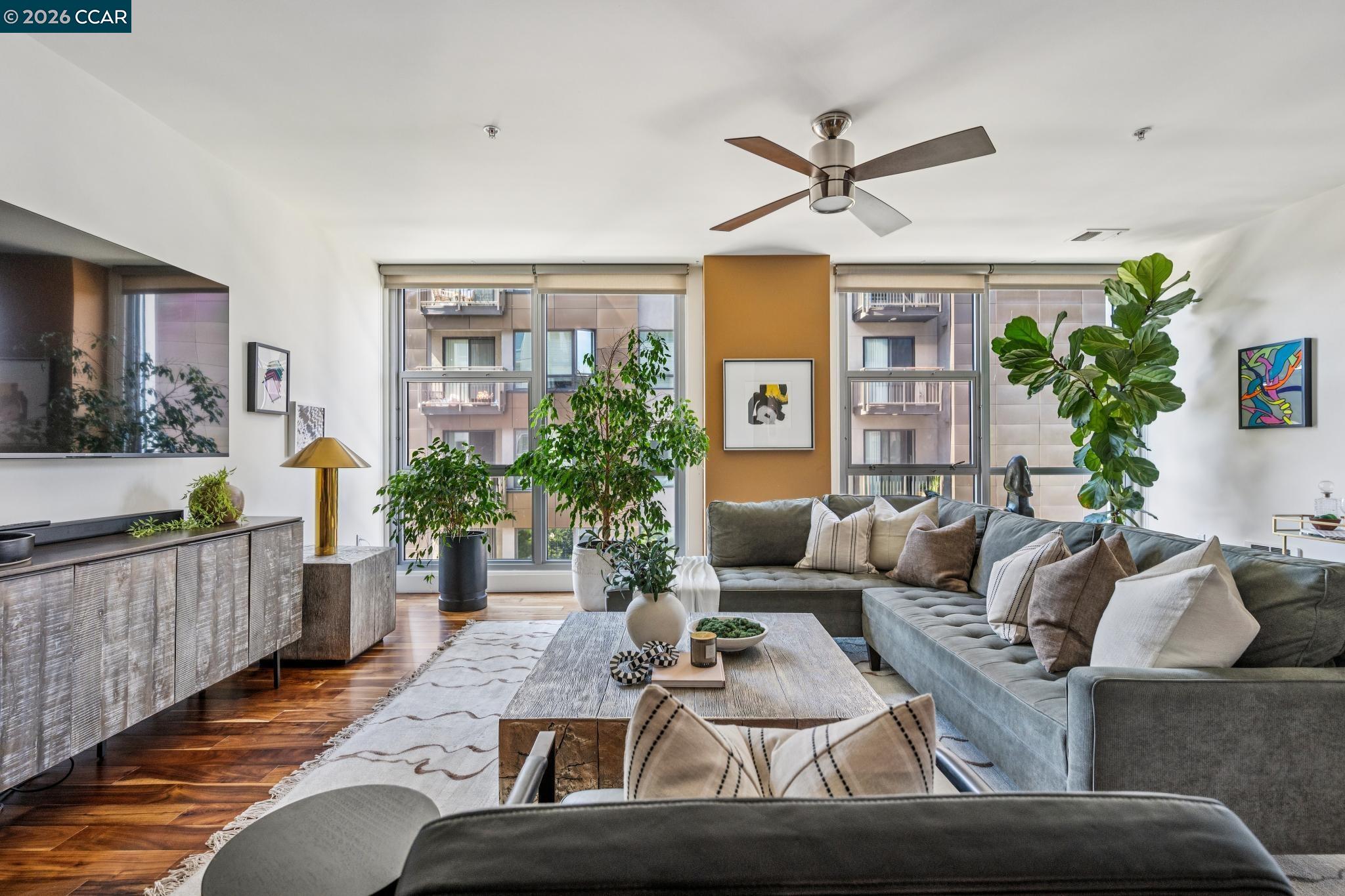 438 W Grand Ave