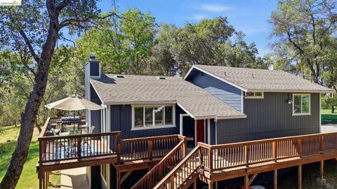 Photo of 12905 Green Valley Cir, Groveland, CA 95321 (MLS # 41129411)