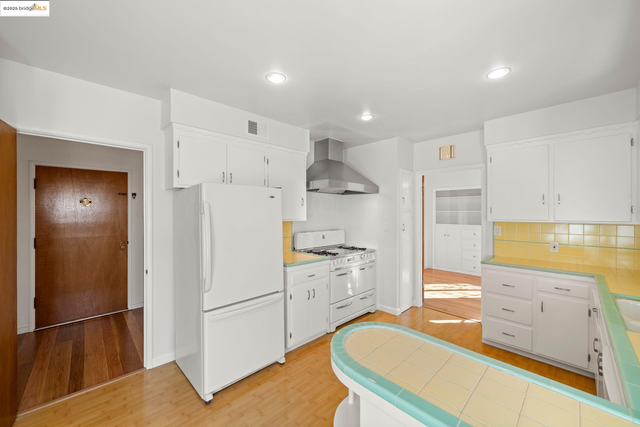 Oakland, California 94619, United States, 3 Bedrooms Bedrooms, ,1 BathroomBathrooms,Residential,Pending,15497