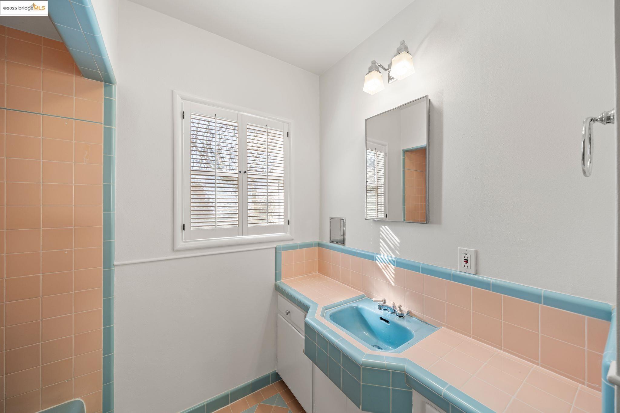 Oakland, California 94619, United States, 3 Bedrooms Bedrooms, ,1 BathroomBathrooms,Residential,Pending,15497