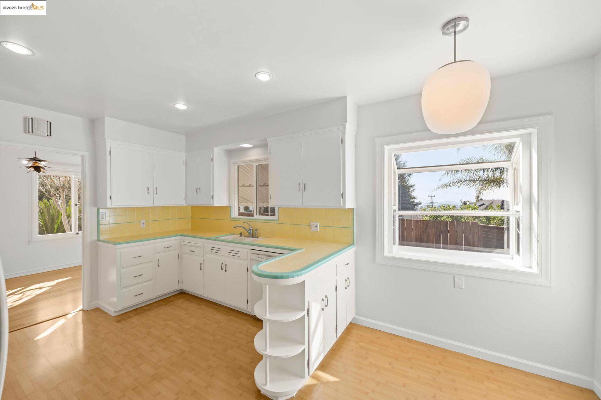 Oakland, California 94619, United States, 3 Bedrooms Bedrooms, ,1 BathroomBathrooms,Residential,Pending,15497