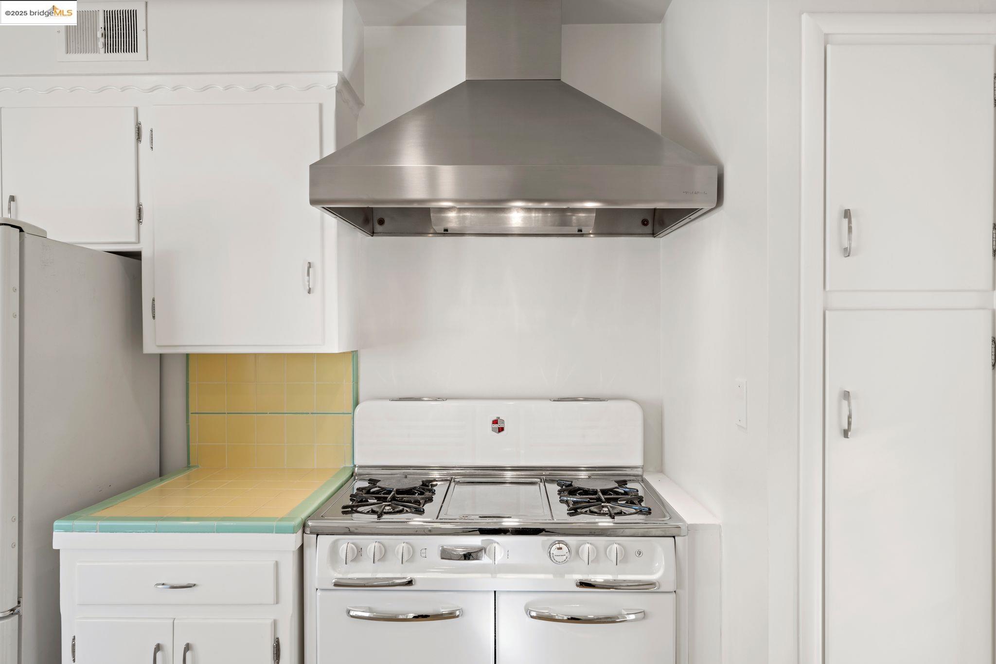 Oakland, California 94619, United States, 3 Bedrooms Bedrooms, ,1 BathroomBathrooms,Residential,Pending,15497