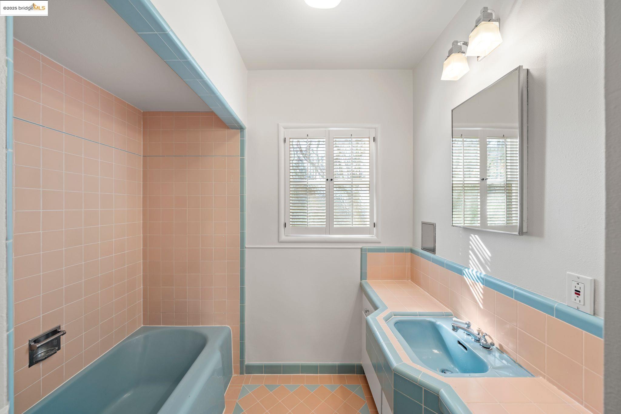 Oakland, California 94619, United States, 3 Bedrooms Bedrooms, ,1 BathroomBathrooms,Residential,Pending,15497