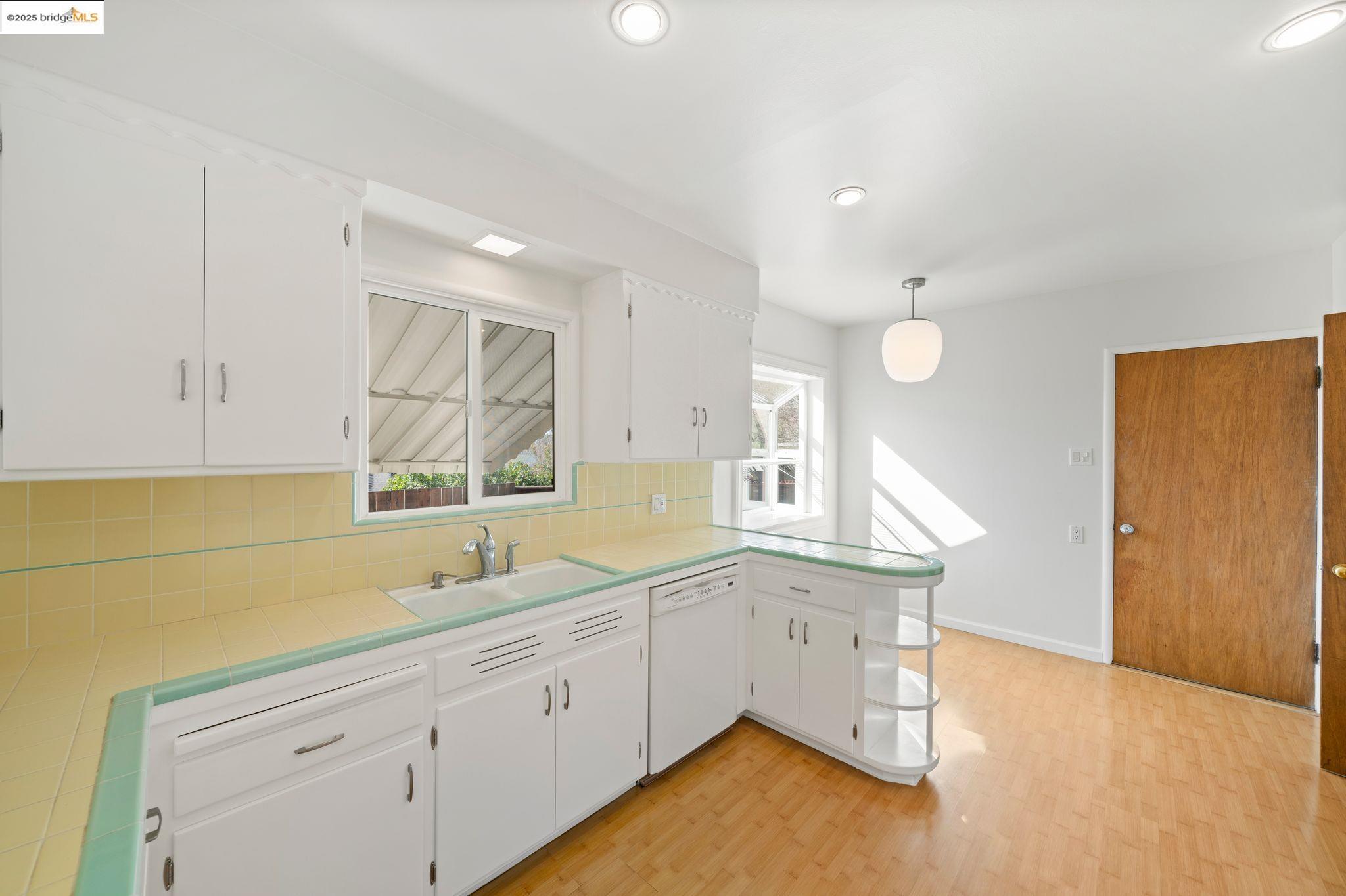 Oakland, California 94619, United States, 3 Bedrooms Bedrooms, ,1 BathroomBathrooms,Residential,Pending,15497