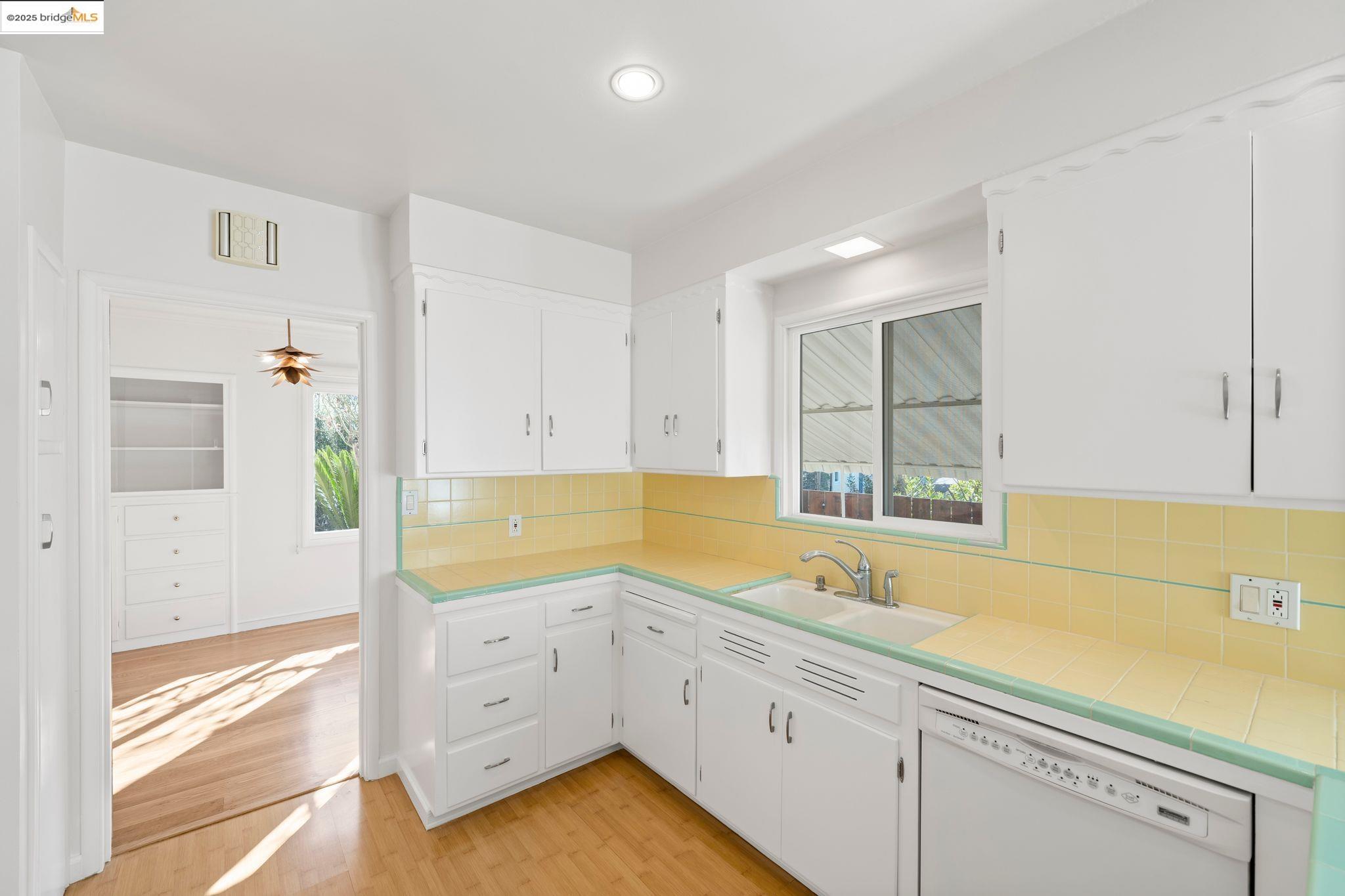 Oakland, California 94619, United States, 3 Bedrooms Bedrooms, ,1 BathroomBathrooms,Residential,Pending,15497