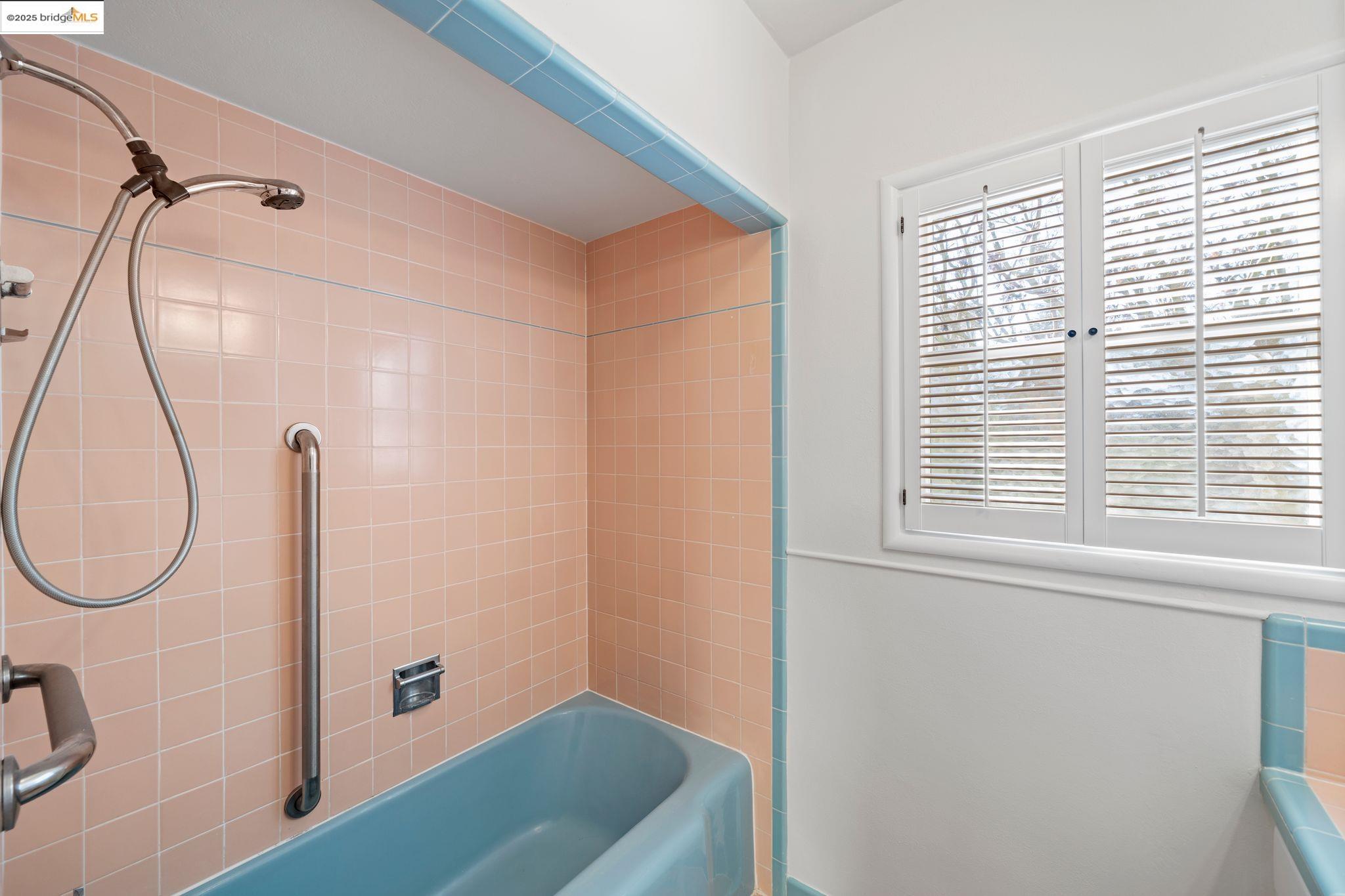 Oakland, California 94619, United States, 3 Bedrooms Bedrooms, ,1 BathroomBathrooms,Residential,Pending,15497