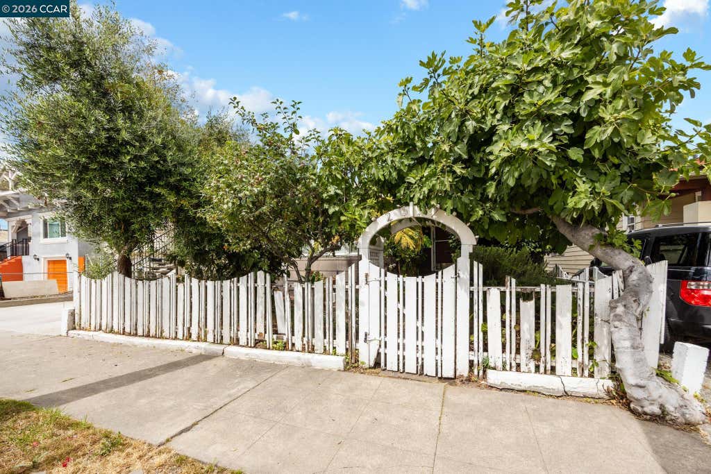 Photo of 2637 Chestnut St, Oakland, CA 94607 (MLS # 41143535)