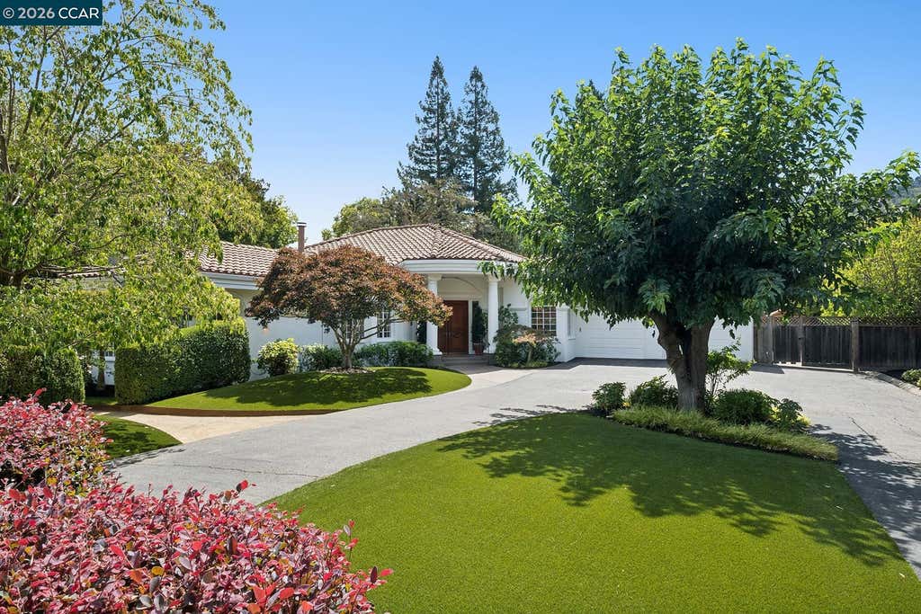 Photo of 2 Reliez Manor Ct, Lafayette, CA 94549 (MLS # 41145833)