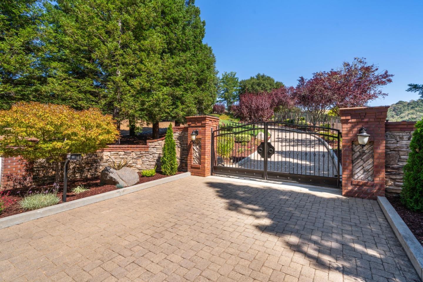 Gilroy, California 95020, United States, 4 Bedrooms Bedrooms, ,4 BathroomsBathrooms,Residential,Active,4725