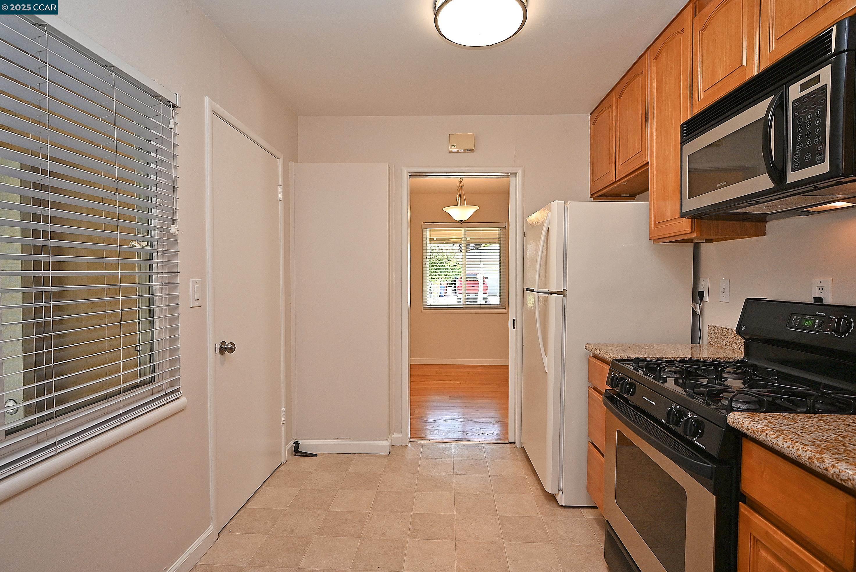 Martinez, California 94553, United States, 3 Bedrooms Bedrooms, ,1 BathroomBathrooms,Residential,Pending,165416