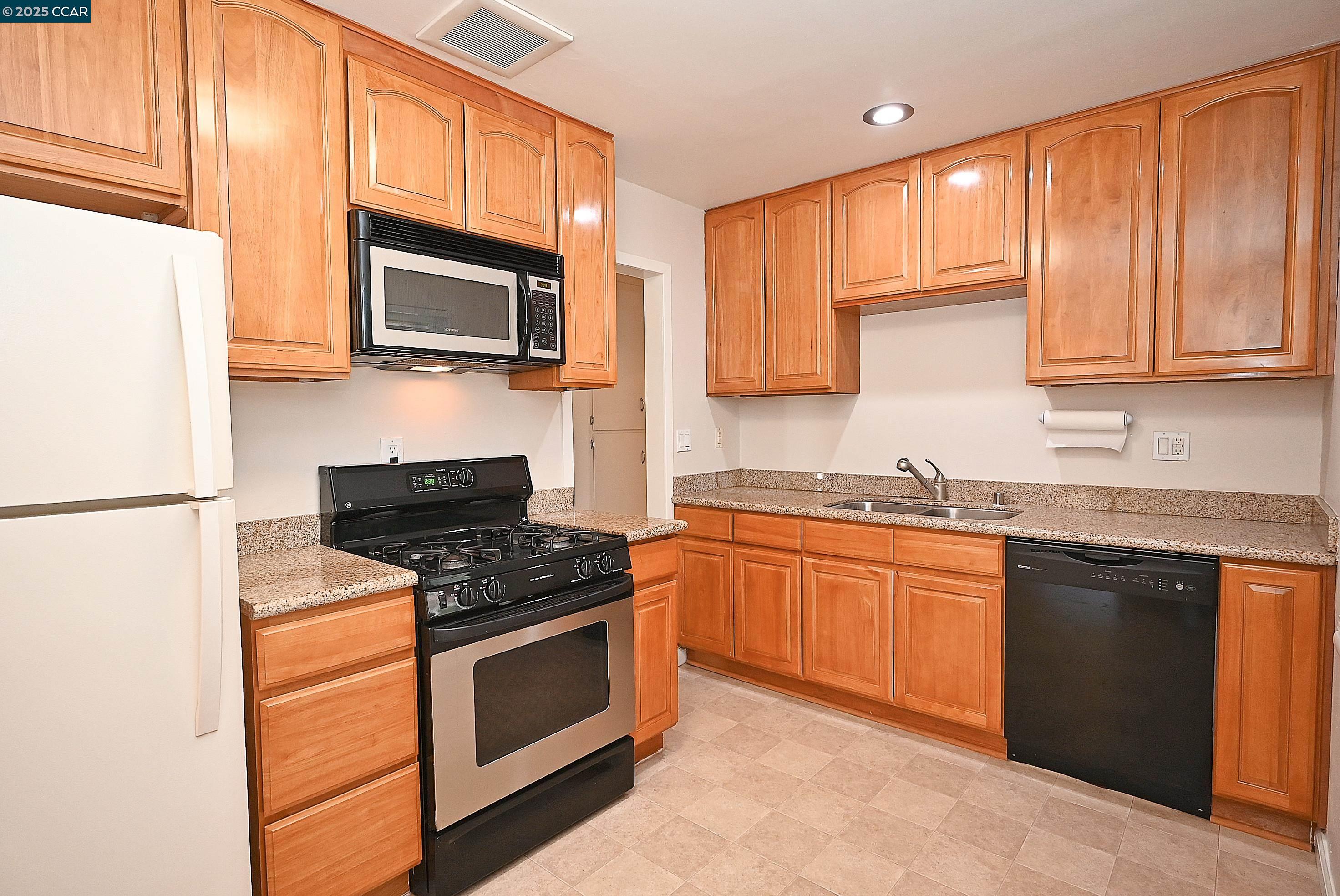 Martinez, California 94553, United States, 3 Bedrooms Bedrooms, ,1 BathroomBathrooms,Residential,Pending,165416