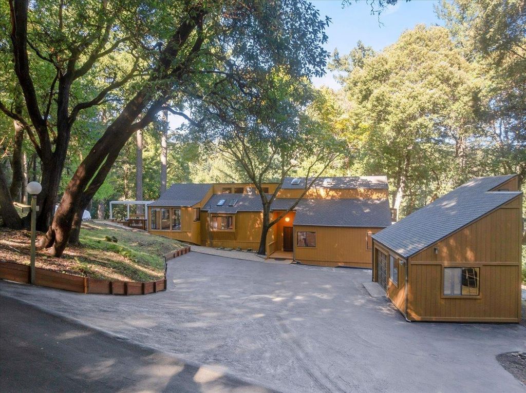 Photo of 22163 Miller Ridge Road, Los Gatos, CA 95033 (MLS # ML82026196)