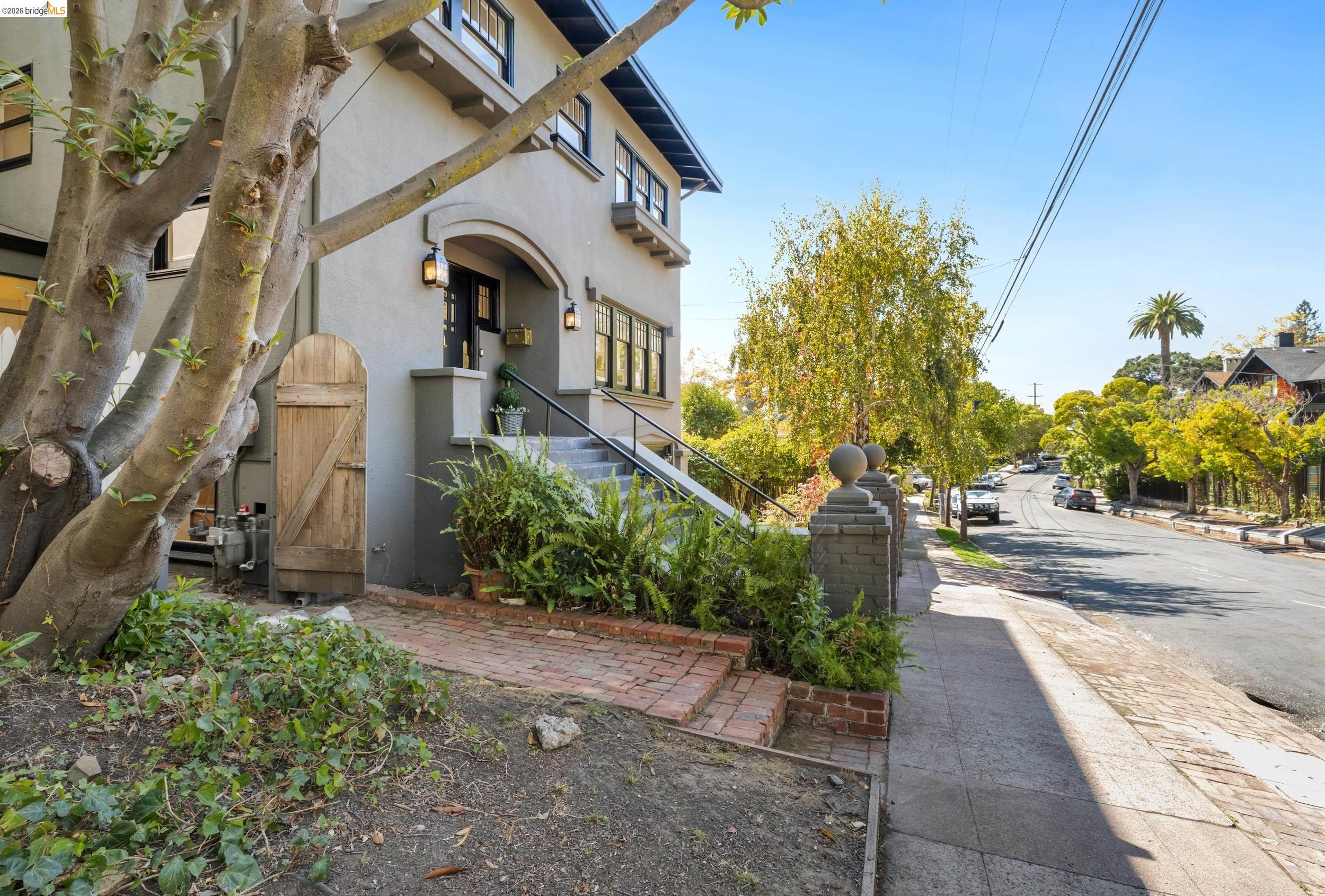 328 Ramona Ave