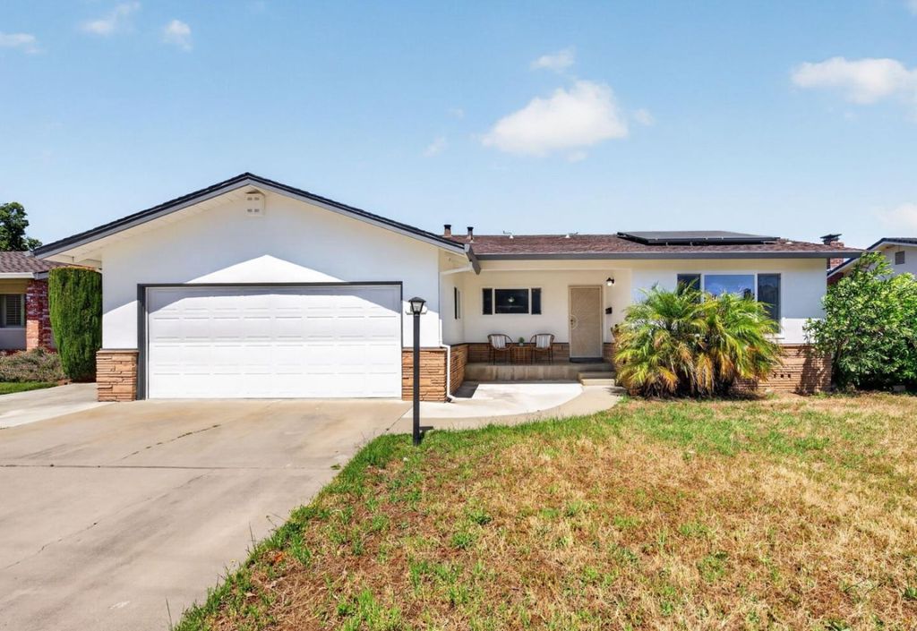 Photo of 1321 Fernwood Lane, Gilroy, CA 95020 (MLS # ML82043731)