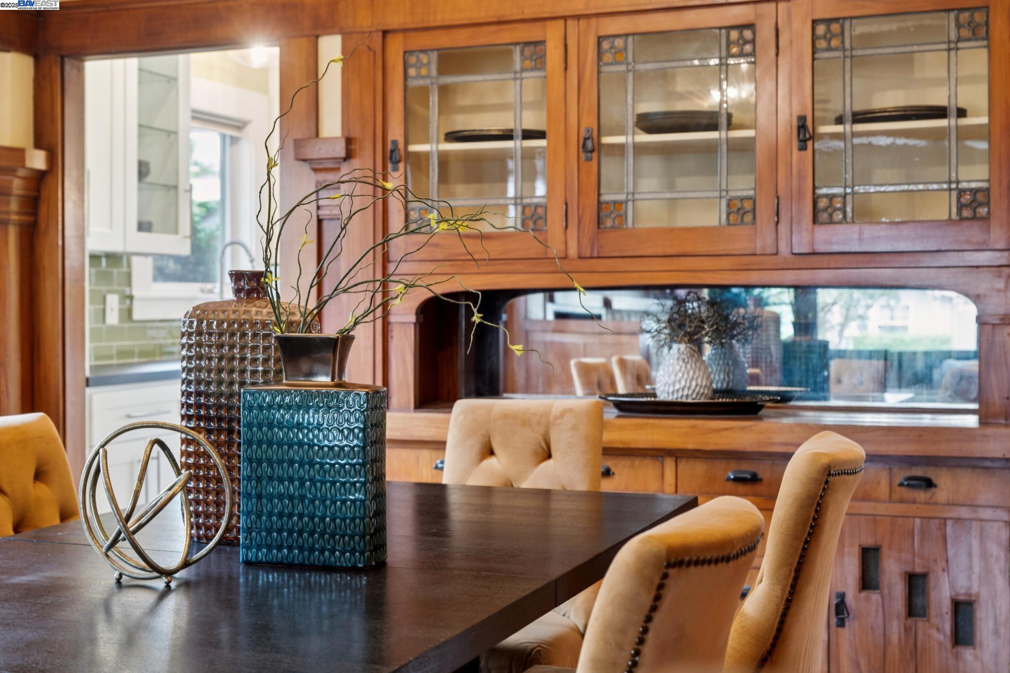 Alameda, California 94501, United States, 3 Bedrooms Bedrooms, ,2 BathroomsBathrooms,Residential,Active,253943