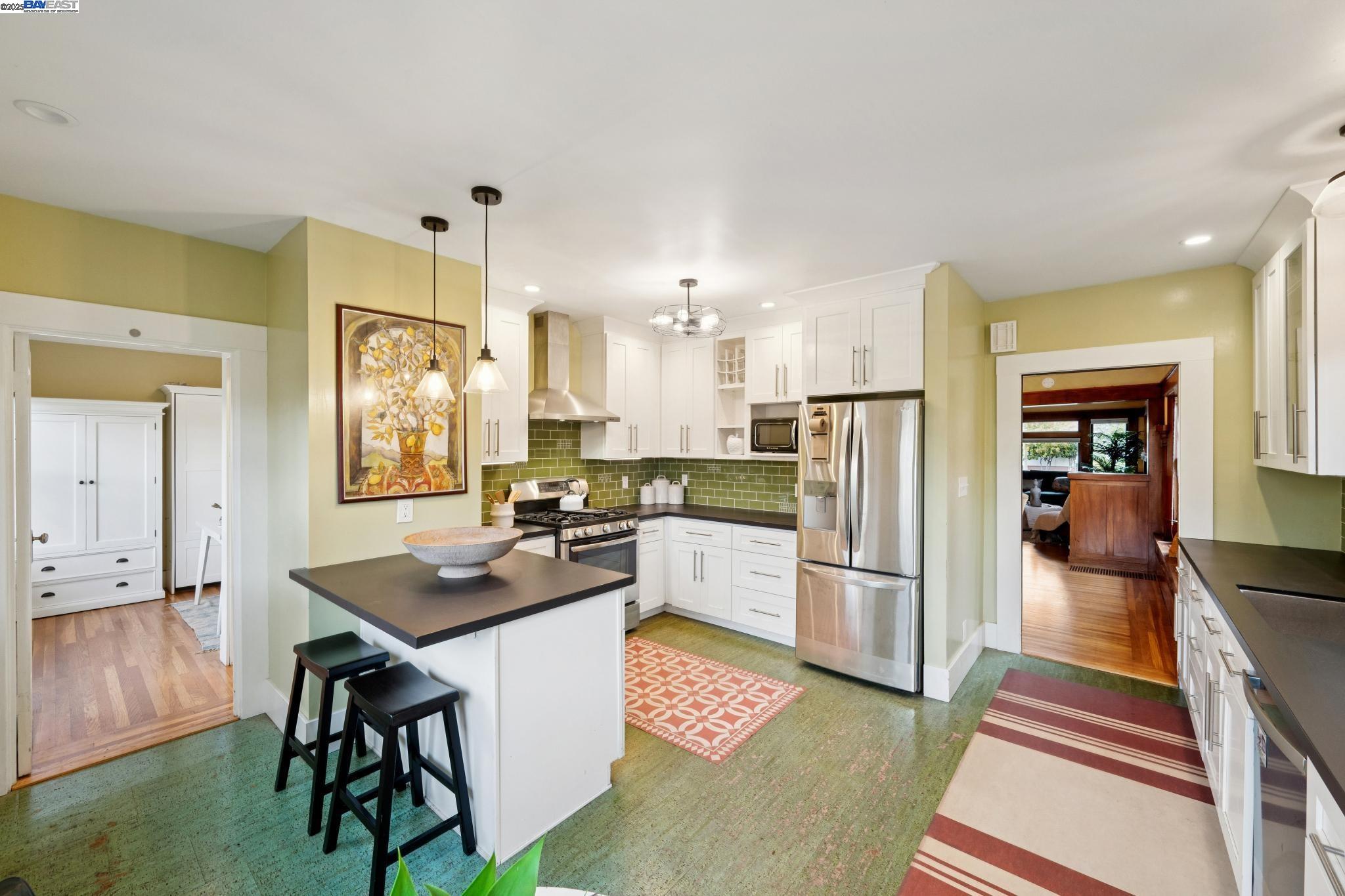 Alameda, California 94501, United States, 3 Bedrooms Bedrooms, ,2 BathroomsBathrooms,Residential,Active,253943