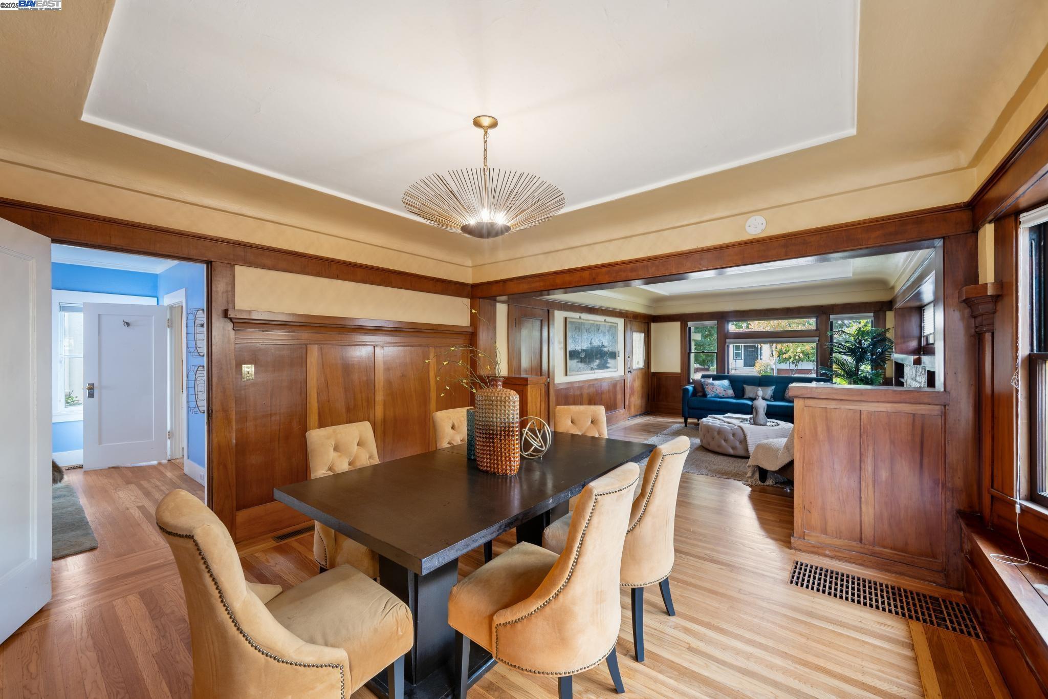 Alameda, California 94501, United States, 3 Bedrooms Bedrooms, ,2 BathroomsBathrooms,Residential,Active,253943