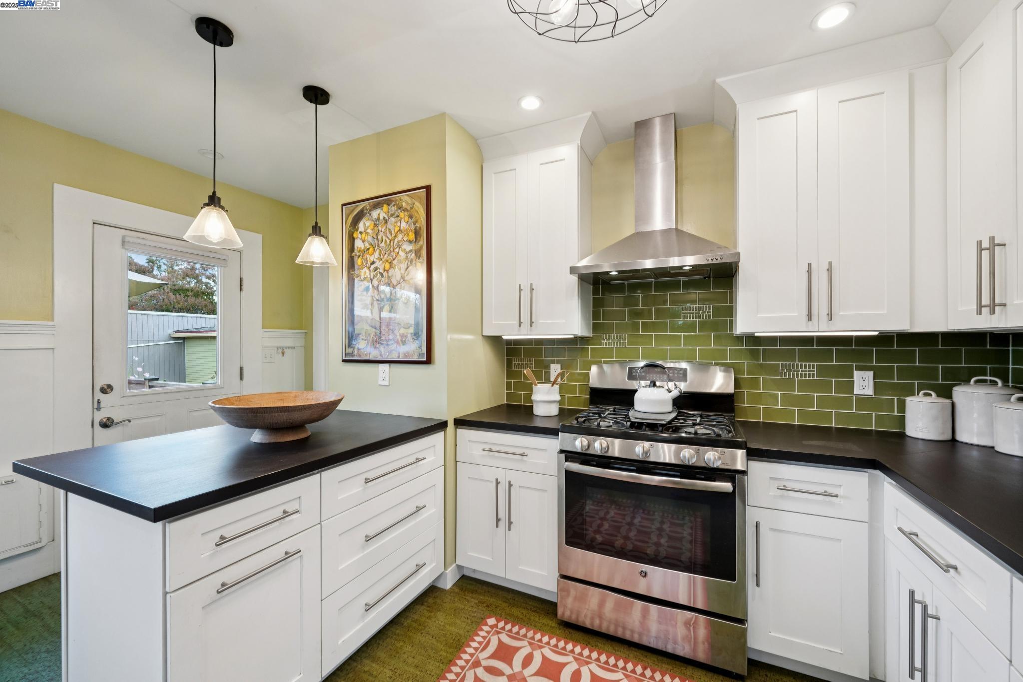 Alameda, California 94501, United States, 3 Bedrooms Bedrooms, ,2 BathroomsBathrooms,Residential,Active,253943