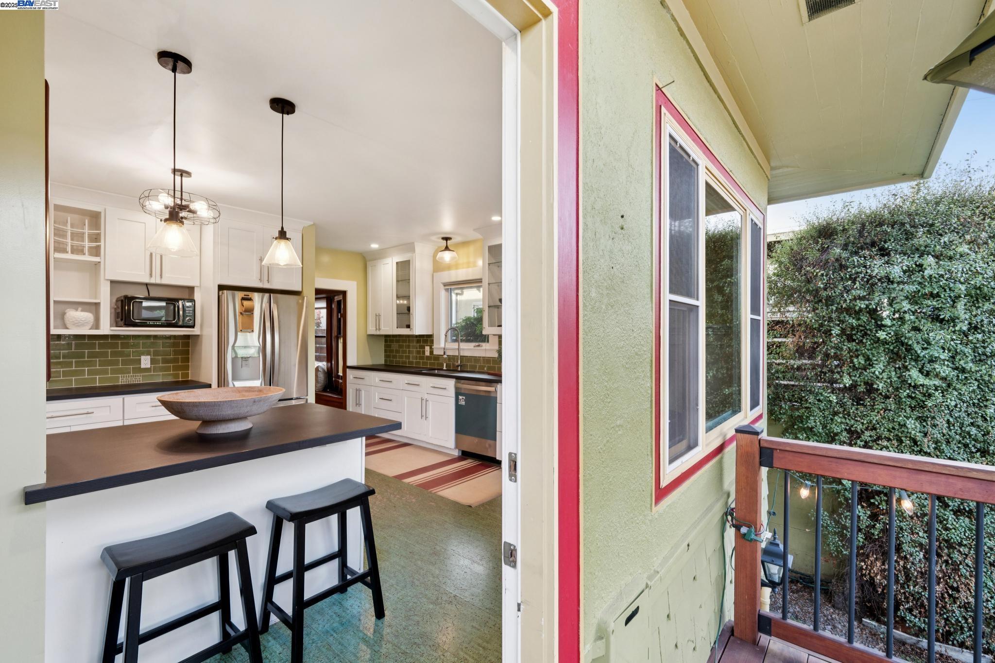 Alameda, California 94501, United States, 3 Bedrooms Bedrooms, ,2 BathroomsBathrooms,Residential,Active,253943