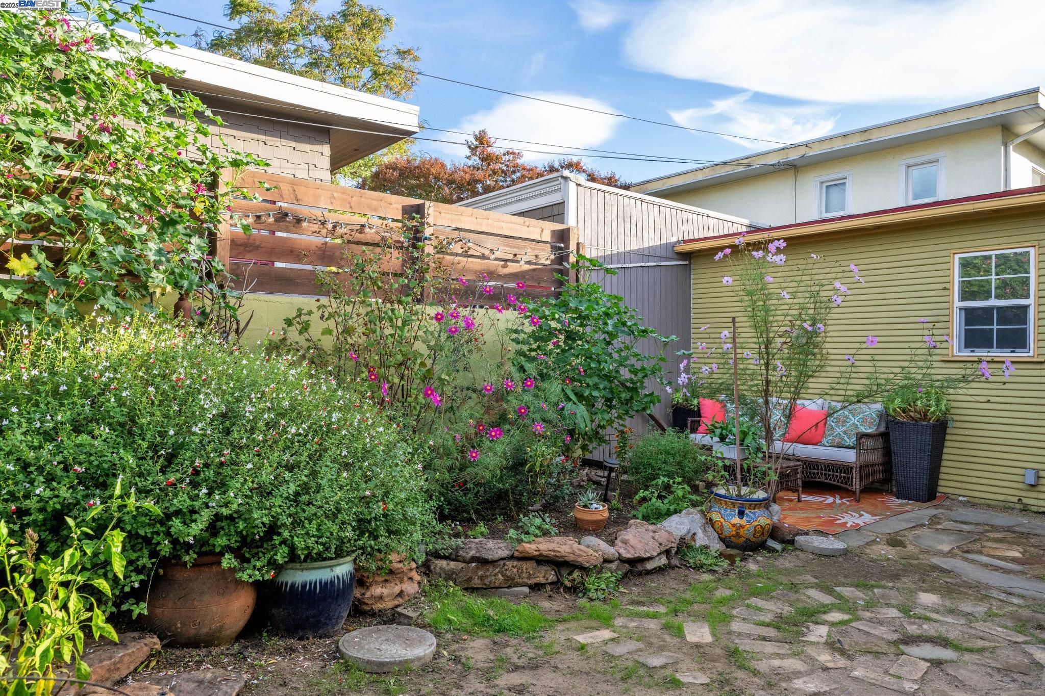 Alameda, California 94501, United States, 3 Bedrooms Bedrooms, ,2 BathroomsBathrooms,Residential,Active,253943