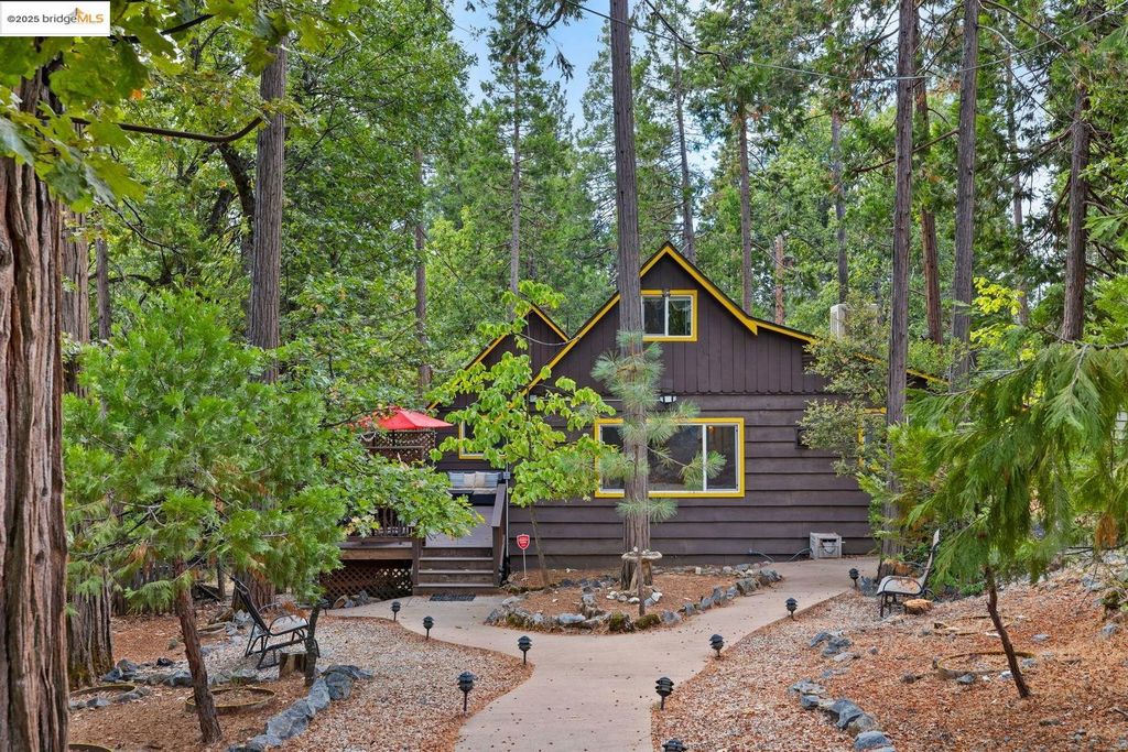 Photo of 22723 Bret Harte Dr, Twain Harte, CA 95383 (MLS # 41113503)