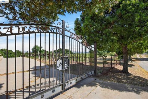 Photo of 9500 Santos Ranch Rd, Pleasanton, CA 94588 (MLS # 41129408)