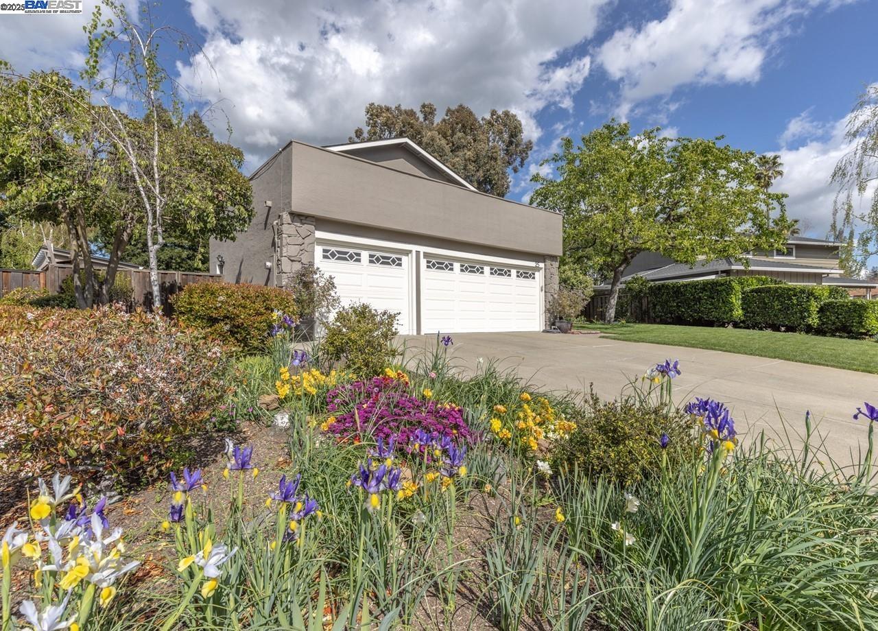 25 St Joan Ct