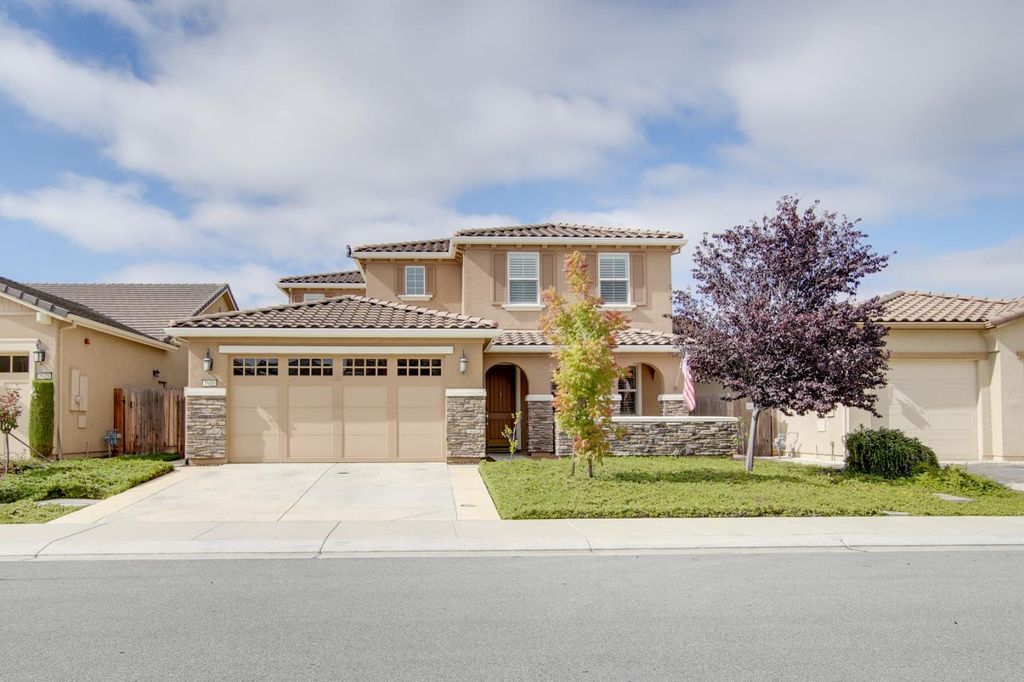 Photo of 1610 Park Trail Drive, Hollister, CA 95023 (MLS # ML82026179)
