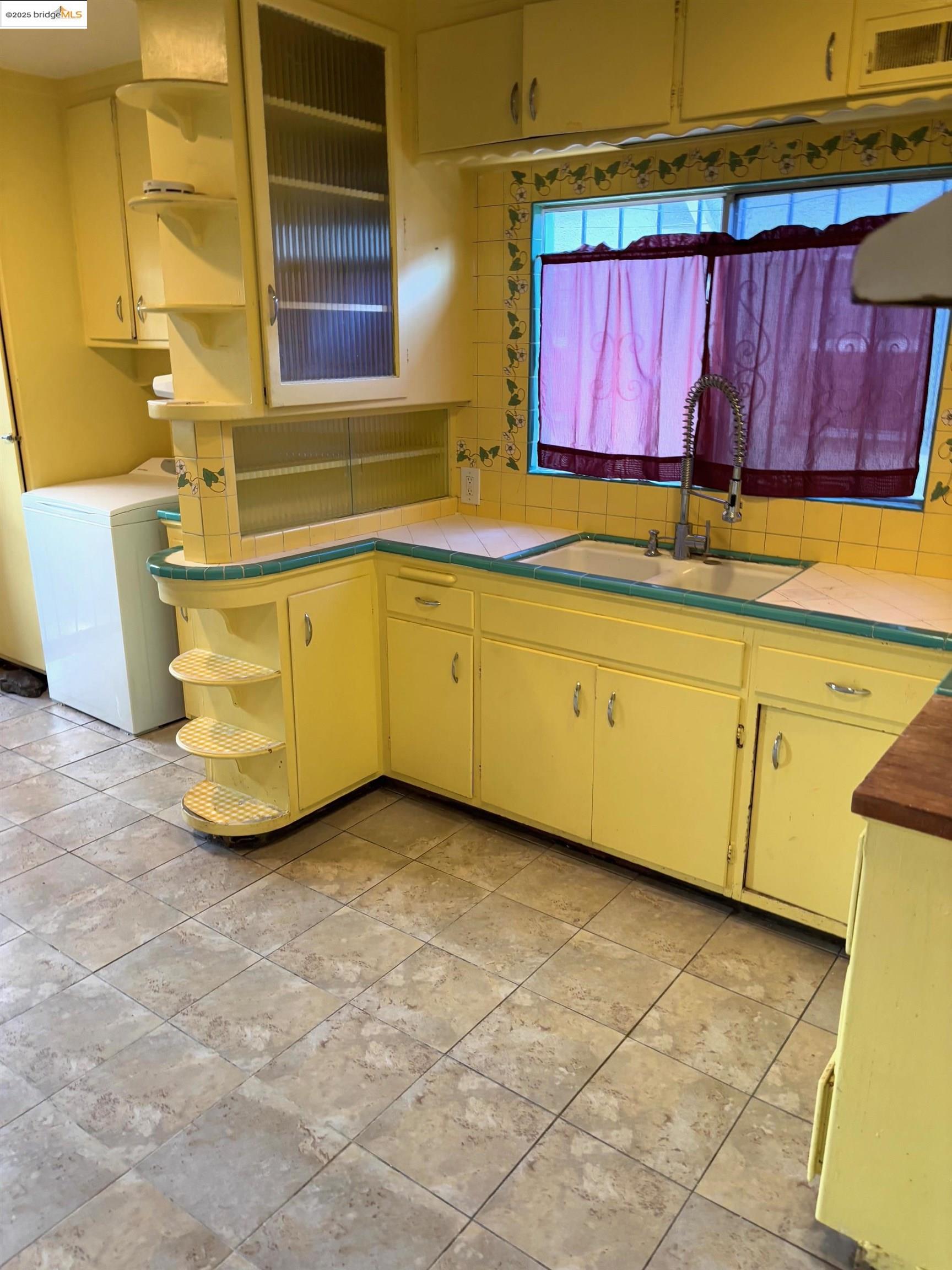 Oakland, California 94605, United States, 3 Bedrooms Bedrooms, ,Residential,Active,19292